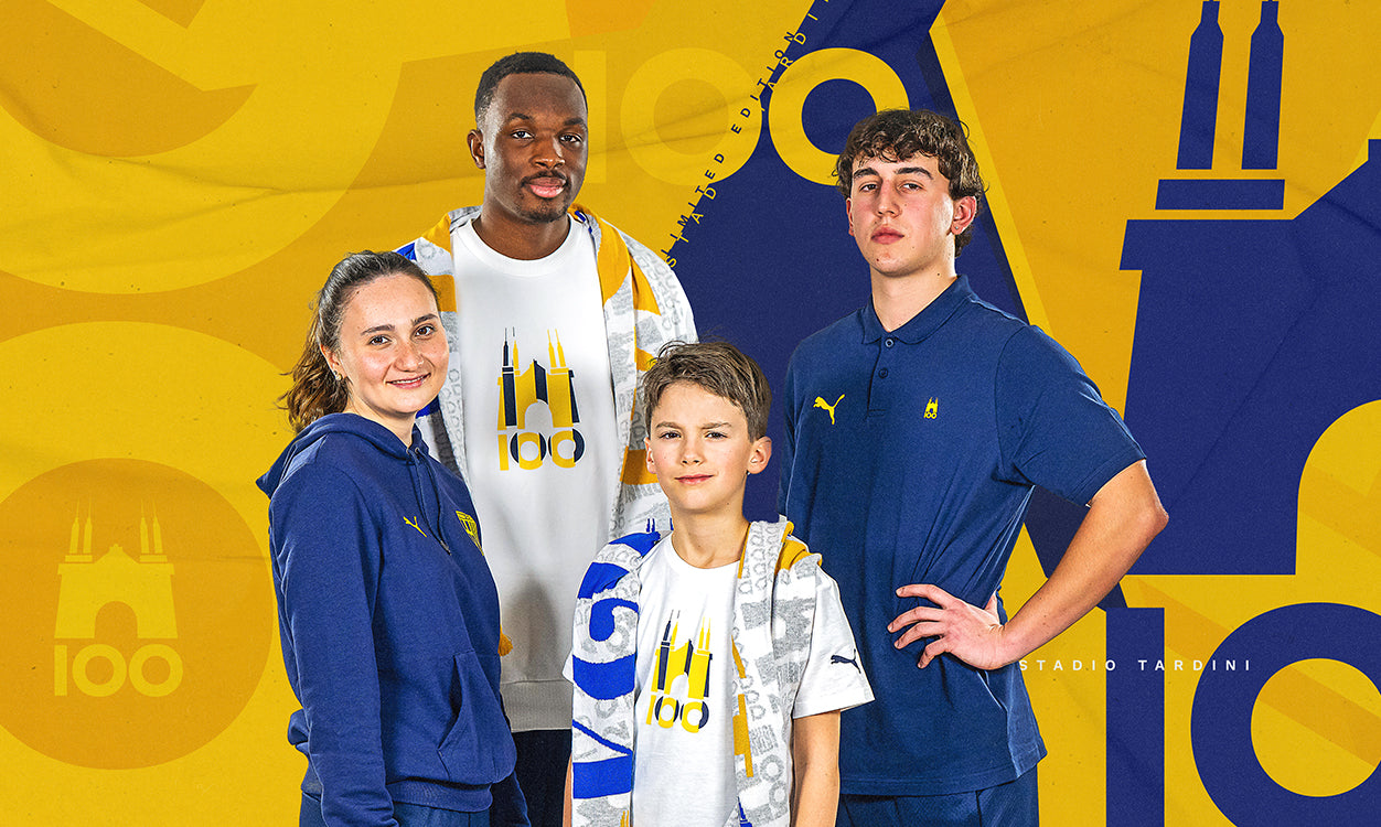 Foto di gruppo con modelli che indossano felpe e t-shirt di colore bianco e blu con logo Tardini 100 su sfondo grafico gialloblu