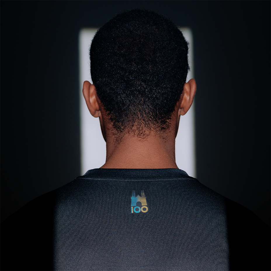 Maglia gara Fourth uomo con sponsor olografici e dettaglio stadio Tardini Parma Calcio