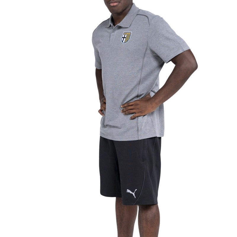 Polo adulto grigia in cotone mezza manica con colletto reverse logo Parma Calcio e Puma abbinata a bermuda neri in cotone