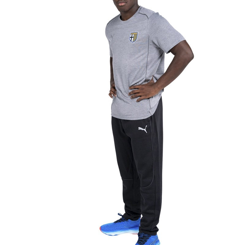 t-shirt grigia adulto in cotone con mezza manica logo Parma Calcio e Puma abbinata a pantalone lungo tuta nero