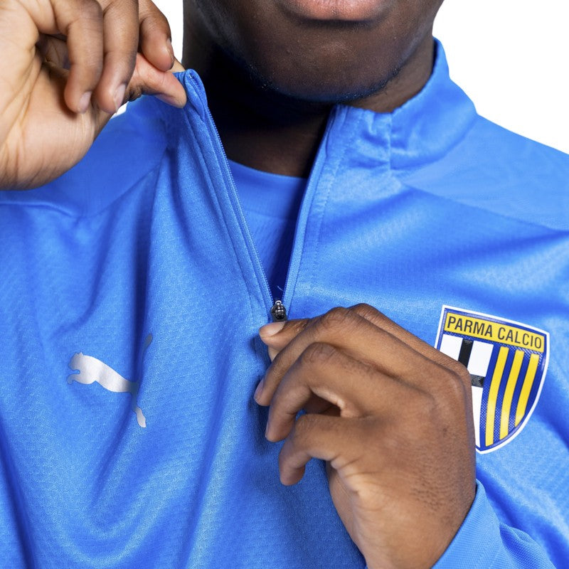 Felpa azzurra training con 1/4 zip texture geometrica sulle spalle e logo Parma Calcio