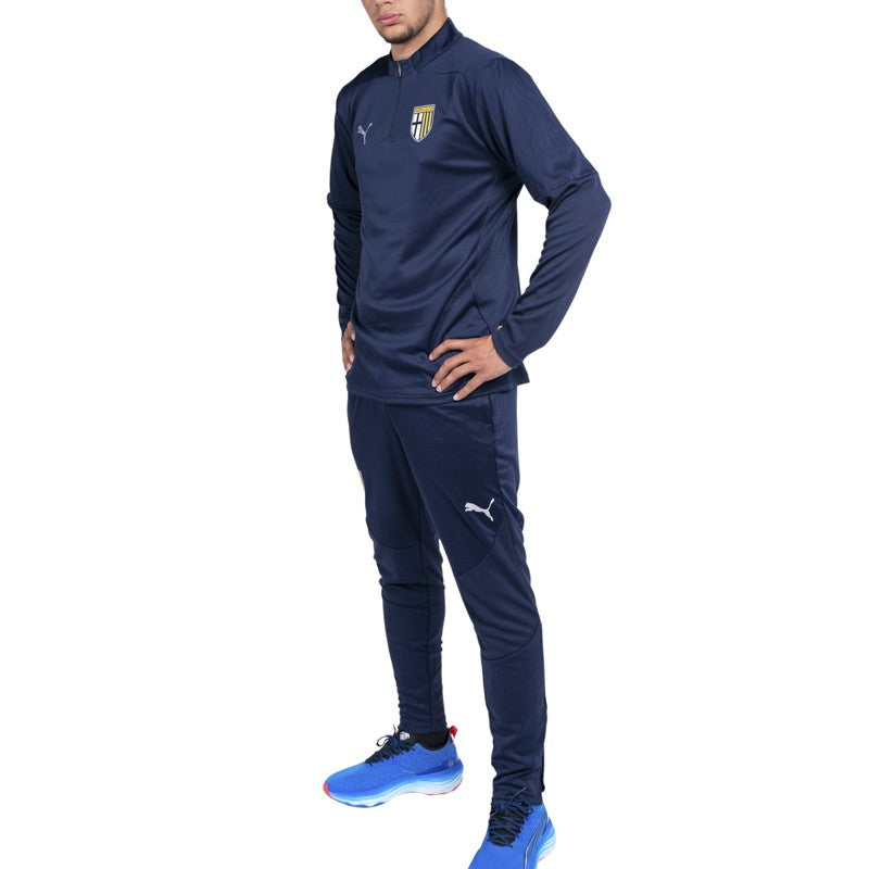 Felpa blu training con 1/4 zip texture geometrica sulle spalle e logo Parma Calcio abbinata con pantalone lungo training blu
