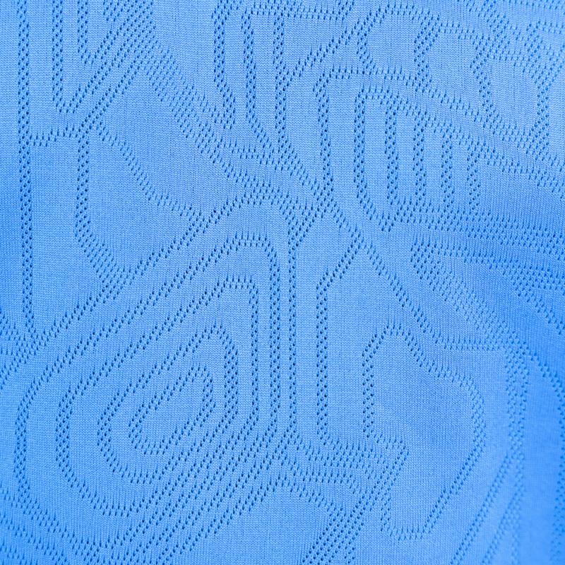Maglia azzurra training mezze maniche con trama geometrica sul fronte e logo Parma Calcio dettaglio texture