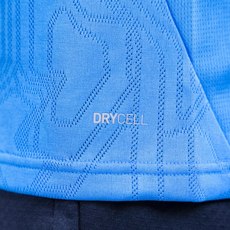 Maglia azzurra training mezze maniche con trama geometrica sul fronte e logo Parma Calcio dettglio scritta drycell