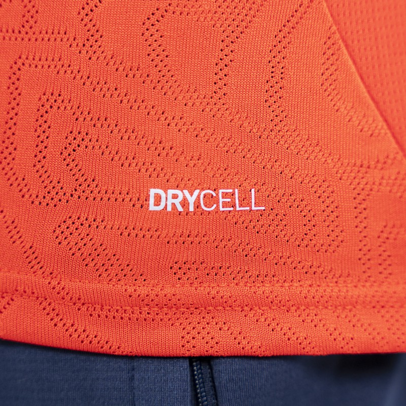 Maglia rossa training mezze maniche con trama geometrica sul fronte e logo Parma Calcio dettaglio scritta Drycell