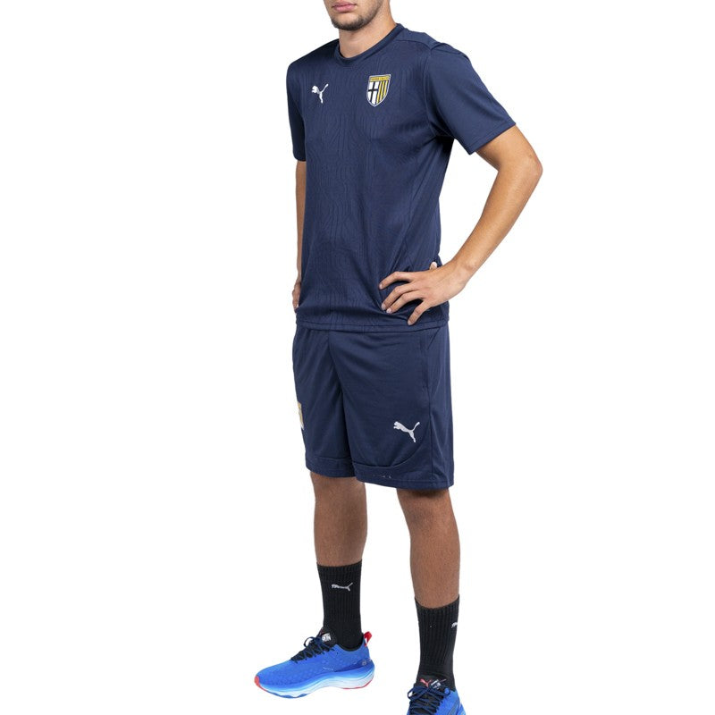 Pantaloncini blu training con tasche laterali e logo Parma Calcio abbinati con maglia mezze maniche blu training