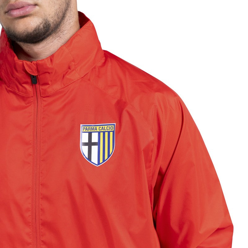 Giubbino antipioggia rosso con zip tasche laterali e cappuccio a scomparsa e logo Parma Calcio
