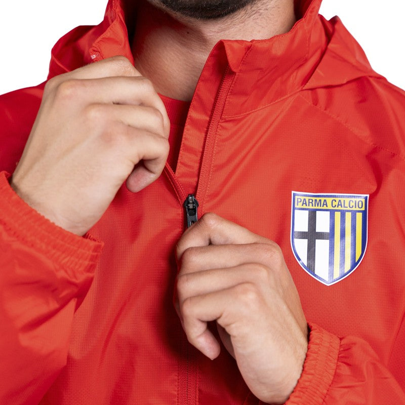 Giubbino antipioggia rosso con zip tasche laterali e cappuccio a scomparsa e logo Parma Calcio