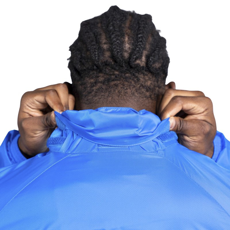 Giubbino antipioggia azzurro con zip tasche laterali e cappuccio a scomparsa e logo Parma Calcio