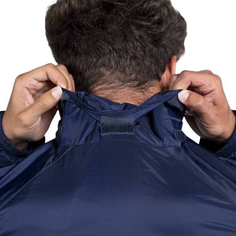 Giubbino antipioggia blu scuro con zip tasche laterali e cappuccio a scomparsa e logo Parma Calcio