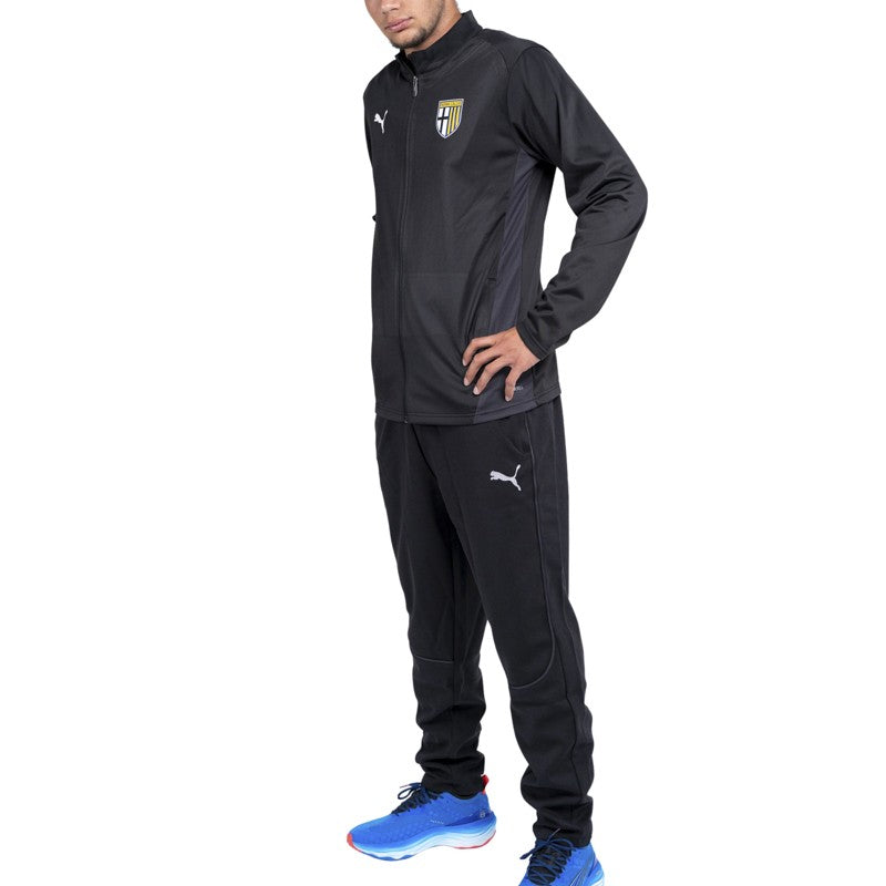 Felpa nera pre-match con tasche, zip e logo Parma Calcio abbinata a pantaloni lunghi neri in cotone
