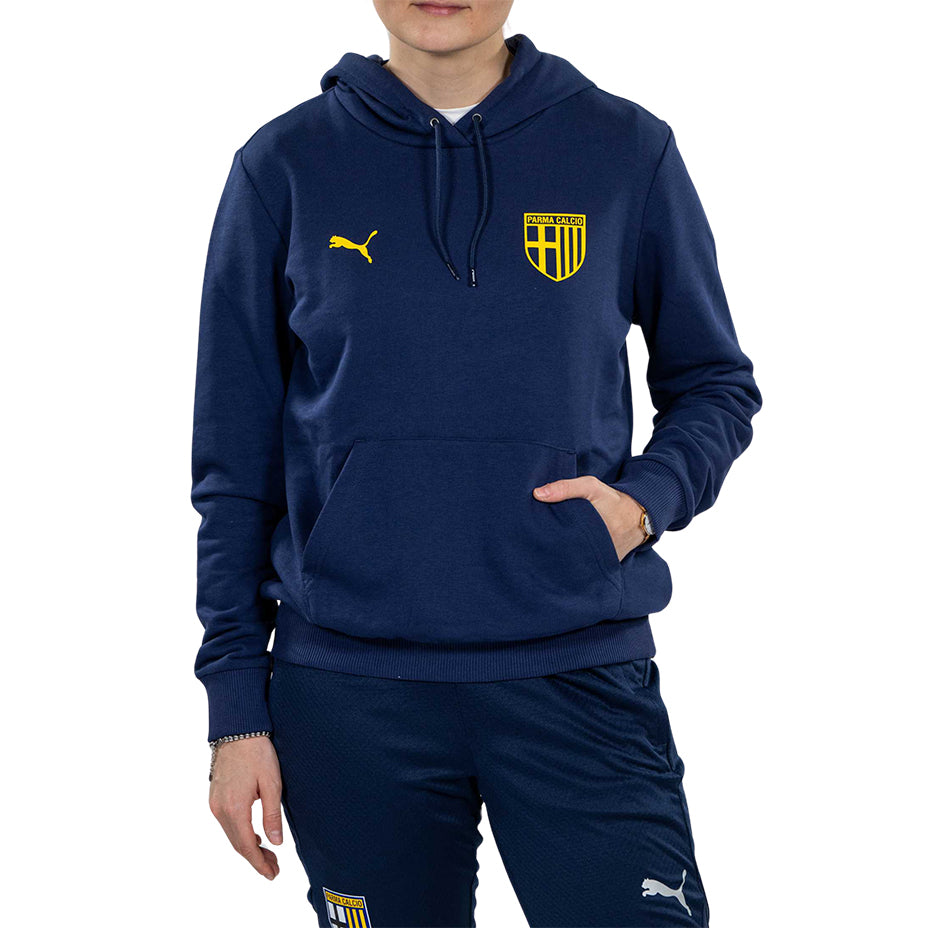 Ragazza indossa Felpa bu con cappuccio e logo giallo Tardini 100 sul retro