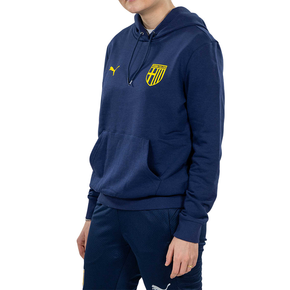 Ragazza indossa Felpa bu con cappuccio e logo giallo Tardini 100 sul retro