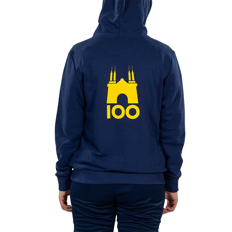 Ragazza indossa Felpa bu con cappuccio e logo giallo Tardini 100 sul retro