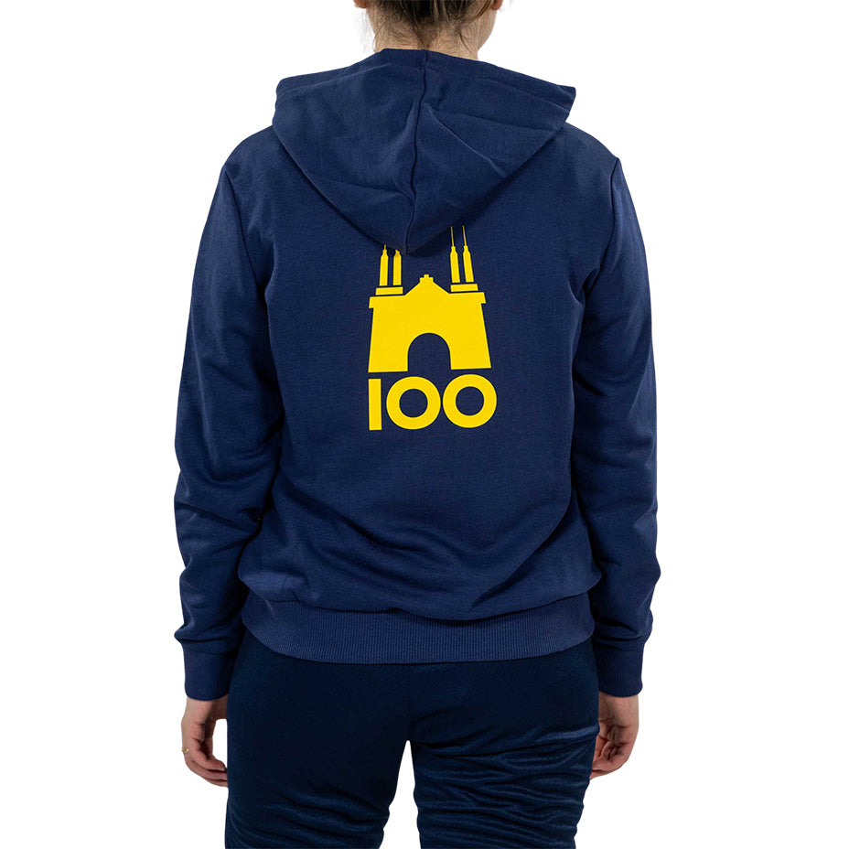 Ragazza indossa Felpa bu con cappuccio e logo giallo Tardini 100 sul retro