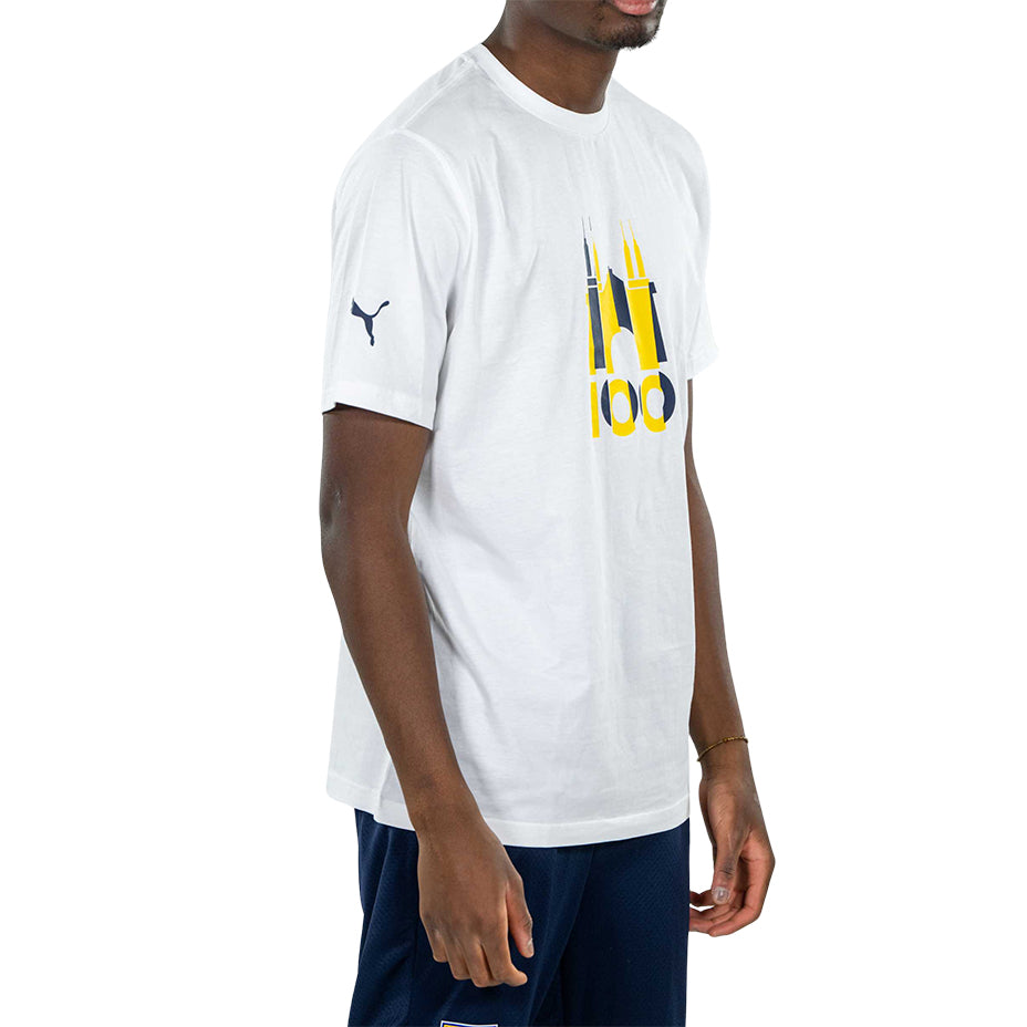 Ragazzo indossa t-shirt bianca con logo tardini 100 in colore giallo e blu