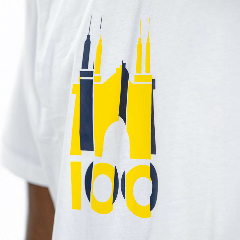 Ragazzo indossa t-shirt bianca con logo tardini 100 in colore giallo e blu