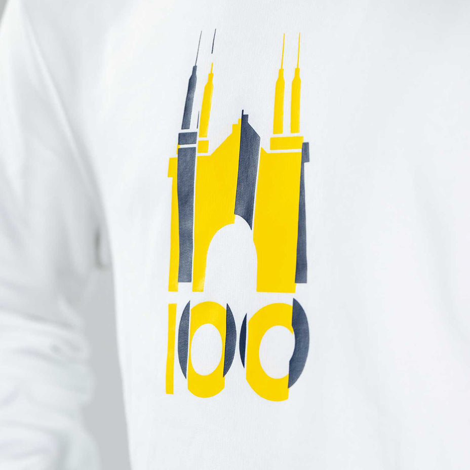 Ragazzo indossa felpa bianca con logo tardini 100 in colore giallo e blu