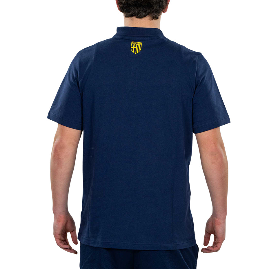 Ragazzo indossa polo blu con logo tardini 100 e puma giallo