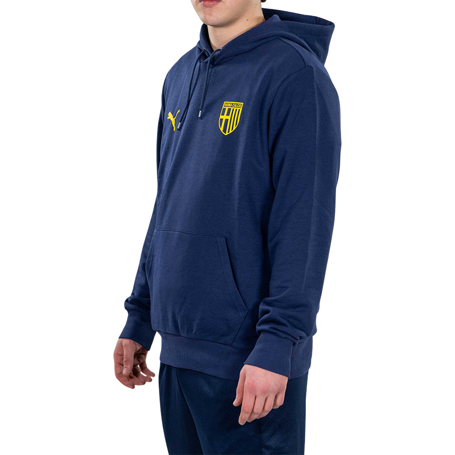 Ragazzo indossa felpa blu con cappuccio logo parma e puma in giallo sul fronte logo tardini 100 sul retro
