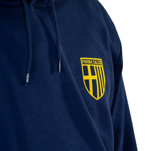 Ragazzo indossa felpa blu con cappuccio logo parma e puma in giallo sul fronte logo tardini 100 sul retro
