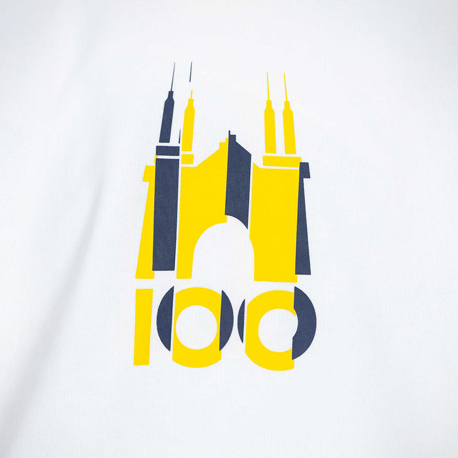 Bambino indossa felpa bianca con logo tardini 100 in colore giallo e blu