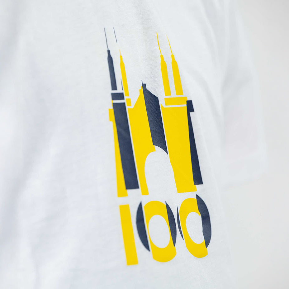 Bambino indossa t-shirt bianca con logo tardini 100 in colore giallo e blu