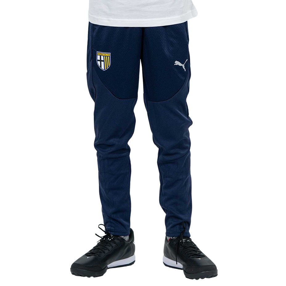Pantalone Training Navy junior con elastico in vita, tasche laterali con zip e cerniera sulle caviglie.