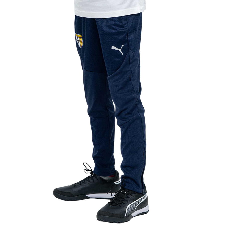 Pantalone Training Navy junior con elastico in vita, tasche laterali con zip e cerniera sulle caviglie.