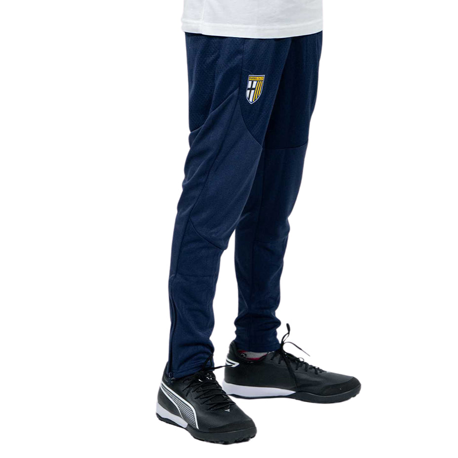 Pantalone Training Navy junior con elastico in vita, tasche laterali con zip e cerniera sulle caviglie.
