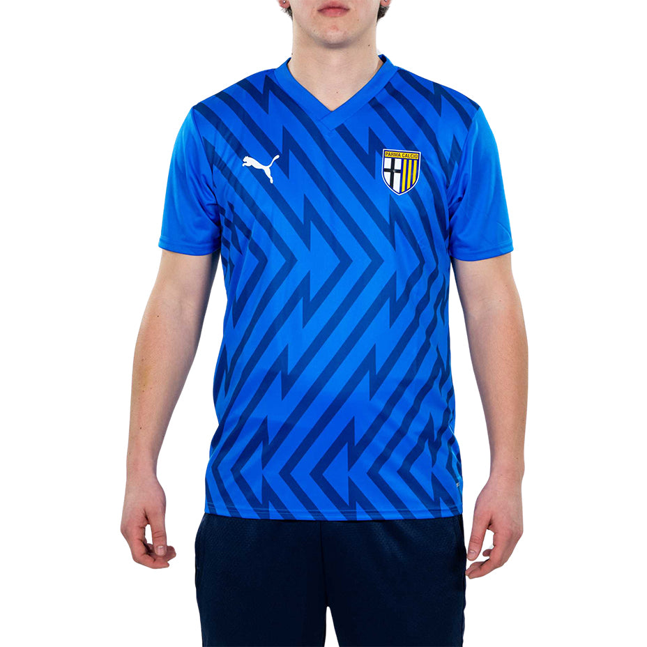 Modello indossa Maglia pre-match Parma Calcio blu con scollo a V e fantasia geometrica sul fronte.