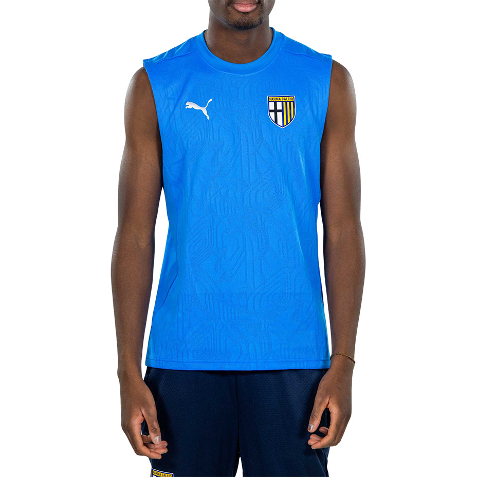 modello indossa canotta azzurra Parma Calcio senza maniche con trama geometrica sul fronte