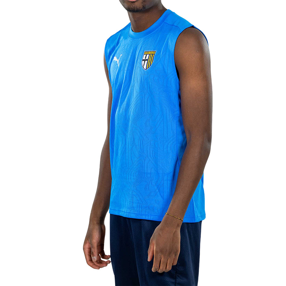 modello indossa canotta azzurra Parma Calcio senza maniche con trama geometrica sul fronte