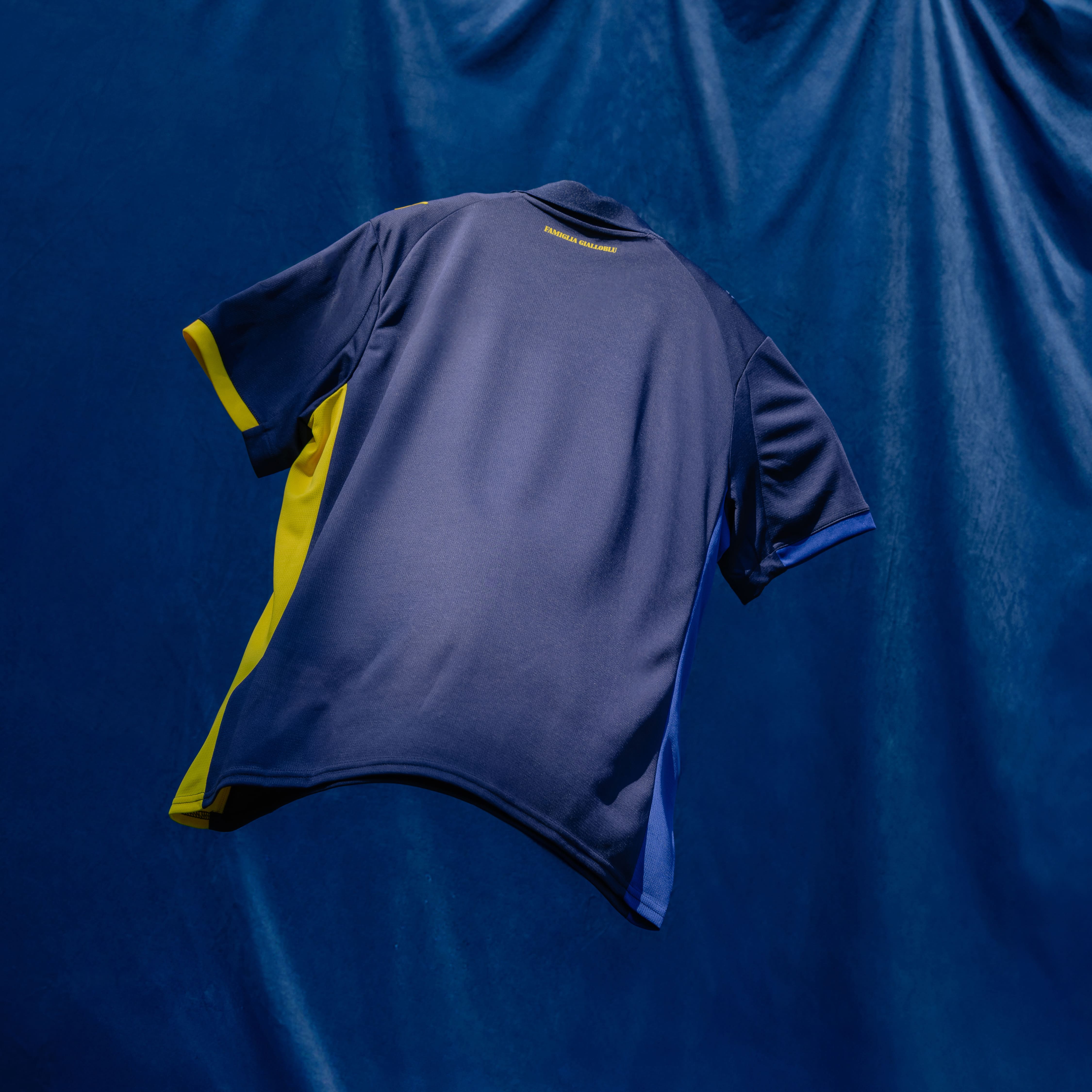 Retro maglia gara Fourth. Maglia blu navy con colletto, dettagli laterali e dettagli maniche blu e gialli. Sul retro scritta Famiglia Gialloblu