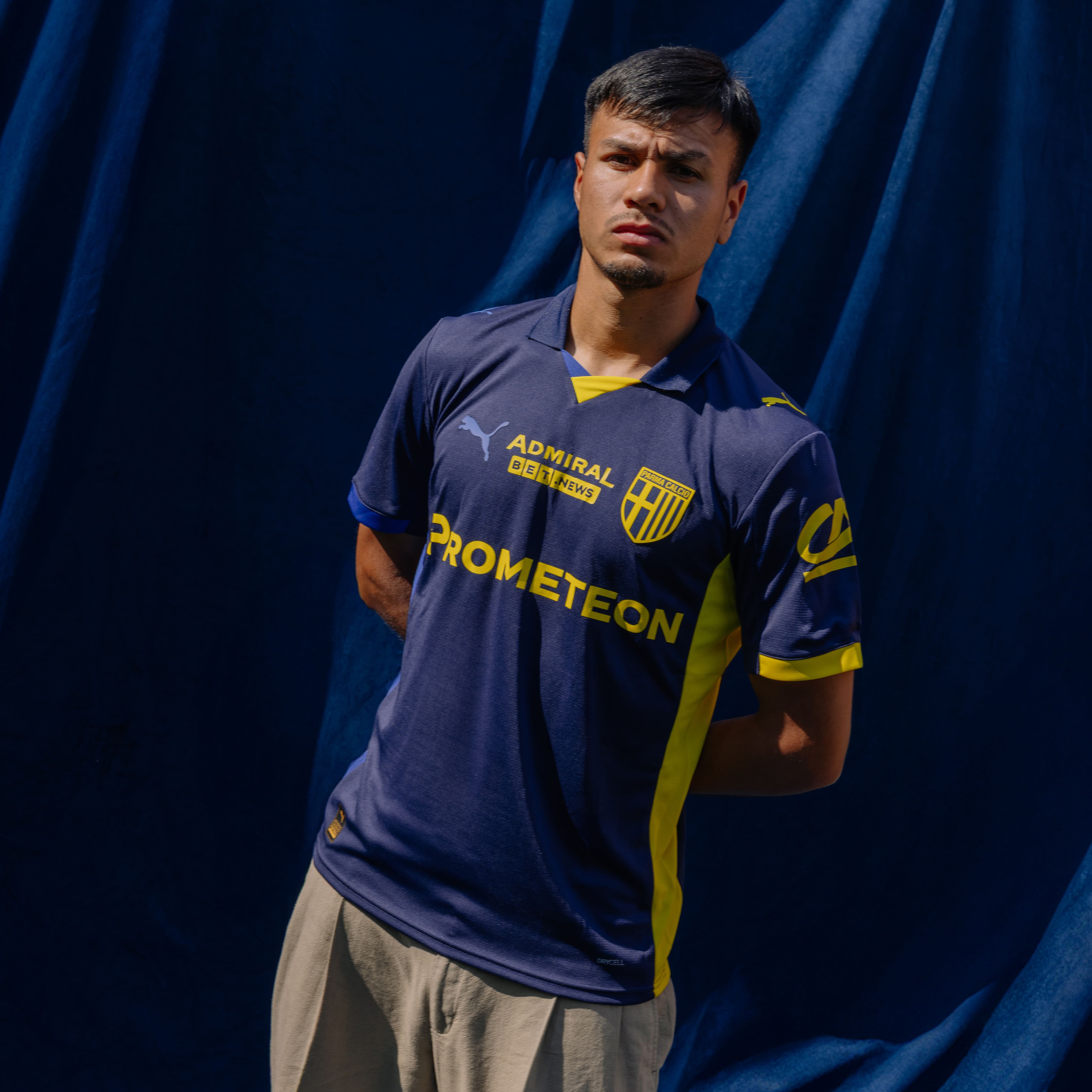 Foto maglia gara Fourth con sponsor gialli prima squadra Maschile indossata da calciatore Ordonez. Maglia blu navy con colletto, dettagli laterali e dettagli maniche blu e gialli.