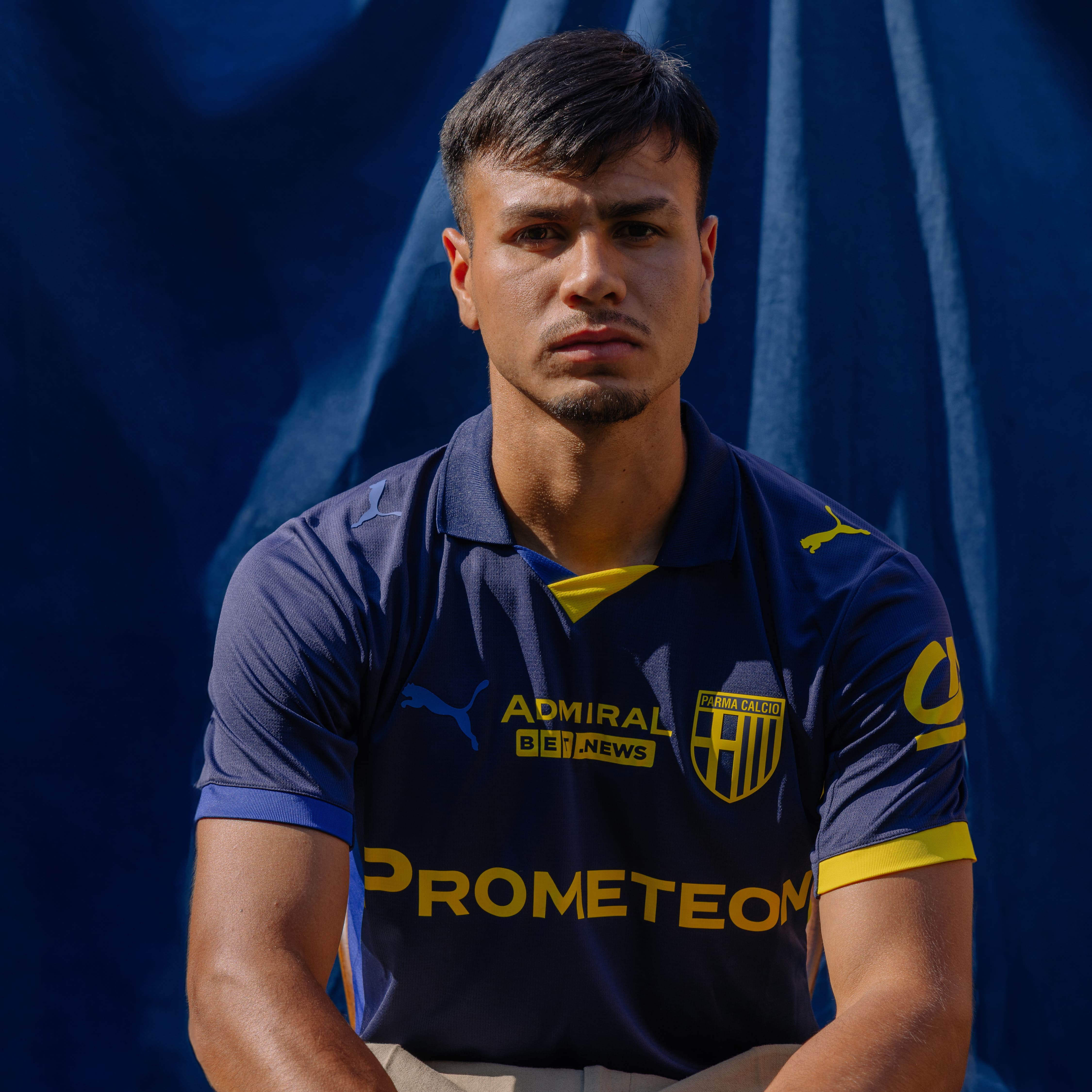 Foto maglia gara Fourth con sponsor gialli prima squadra Maschile indossata da calciatore Ordonez. Maglia blu navy con colletto, dettagli laterali e dettagli maniche blu e gialli.