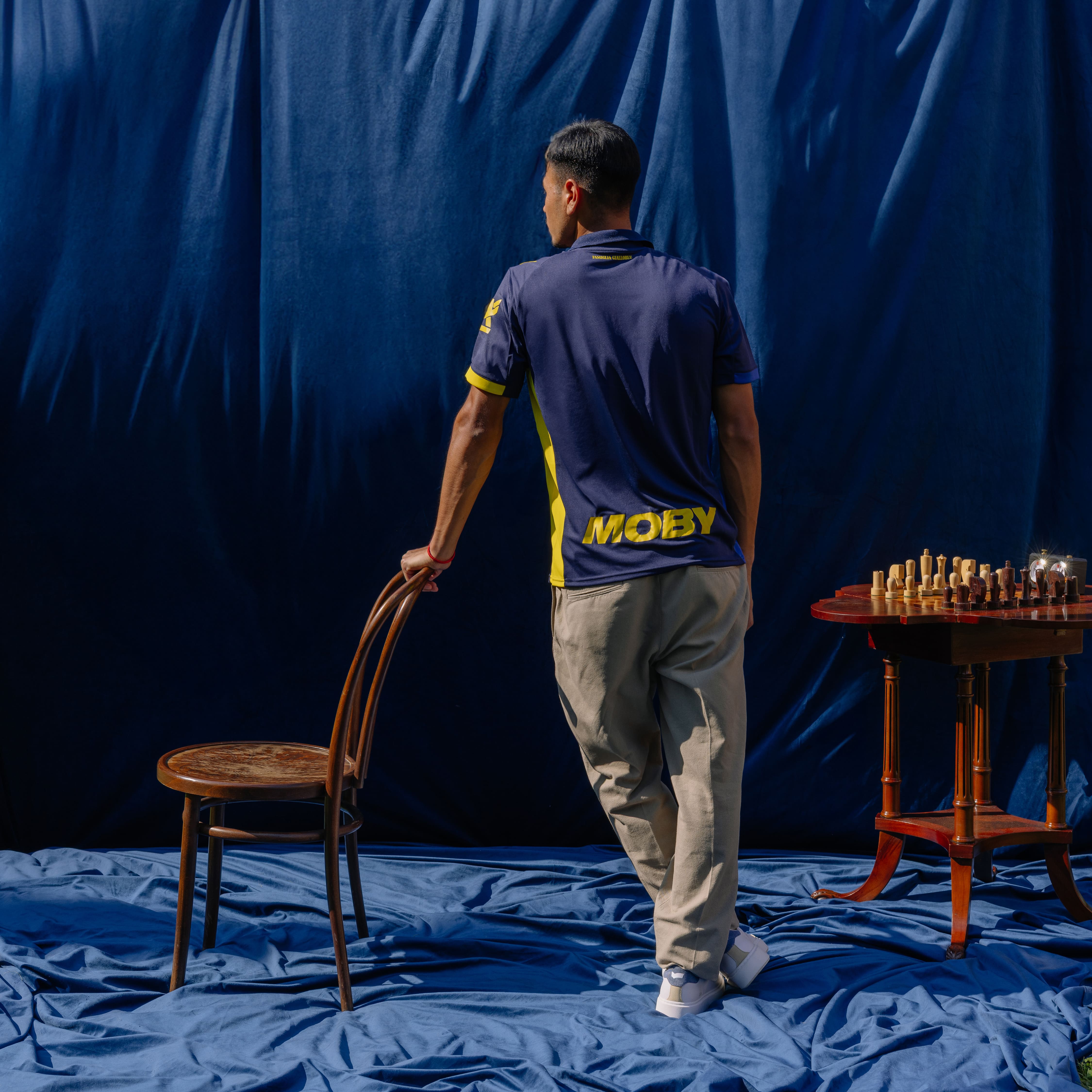 Retro maglia gara Fourth con sponsor gialli prima squadra maschile. Maglia blu navy con colletto, dettagli laterali e dettagli maniche blu e gialli. Sul retro scritta Famiglia Gialloblu