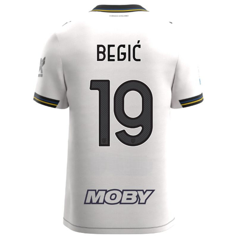 Maglia gara Home Parma Calcio Warm White con croce nera colletto a V, i dettagli in blu e giallo personalizzata con nome e numero Begić 19, sponsor e patch serie A