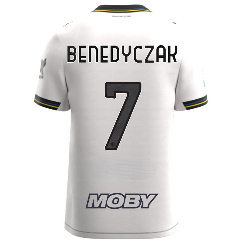Maglia gara Home Parma Calcio Warm White con croce nera colletto a V, i dettagli in blu e giallo personalizzata con nome e numero Benedyczak 7, sponsor e patch serie A