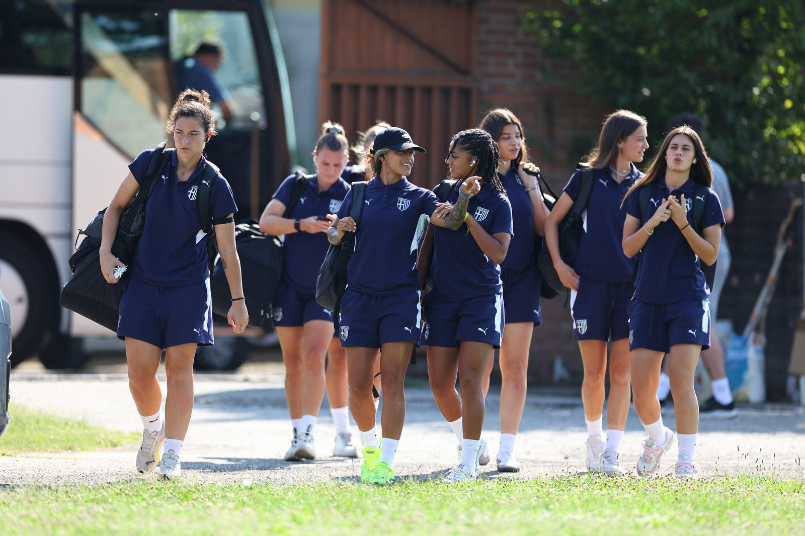 Foto prima squadra femminile Parma calcio mentre indossa polo e bermuda blu navy linea Travel