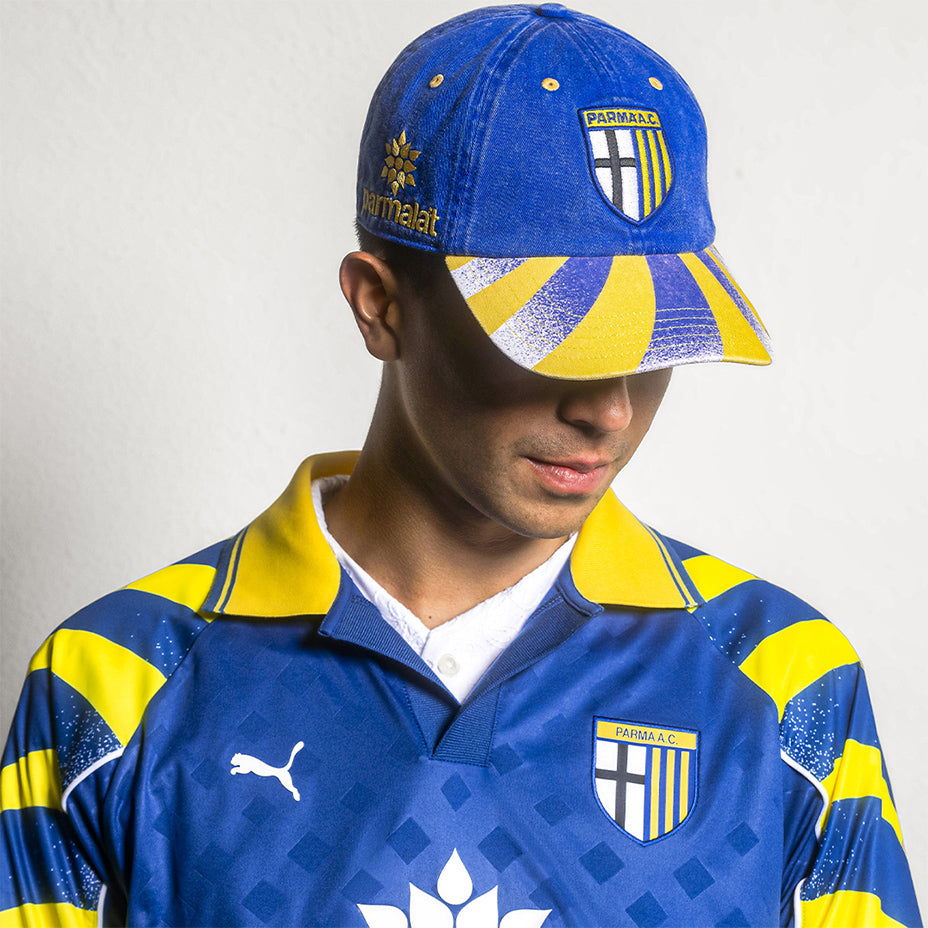 Cappello con visiera, colore Faster Yellow e Puma Navy che celebrano la storia del Parma Calcio.
Logo Parma Calcio sul fronte, logo Parmalat e logo Puma Cat ricamati posizionati lateralmente.
Chiusura regolabile sul retro
Visiera curva
Cappello indossato da modello