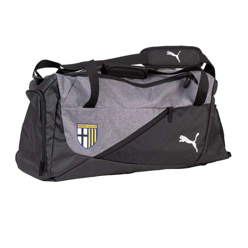 Borsone sportivo Parma Calcio in colore grigio chiaro e nero con tracolla, maniglia, scomparti laterali e frontali. Logo Parma Calcio e Puma sul fronte