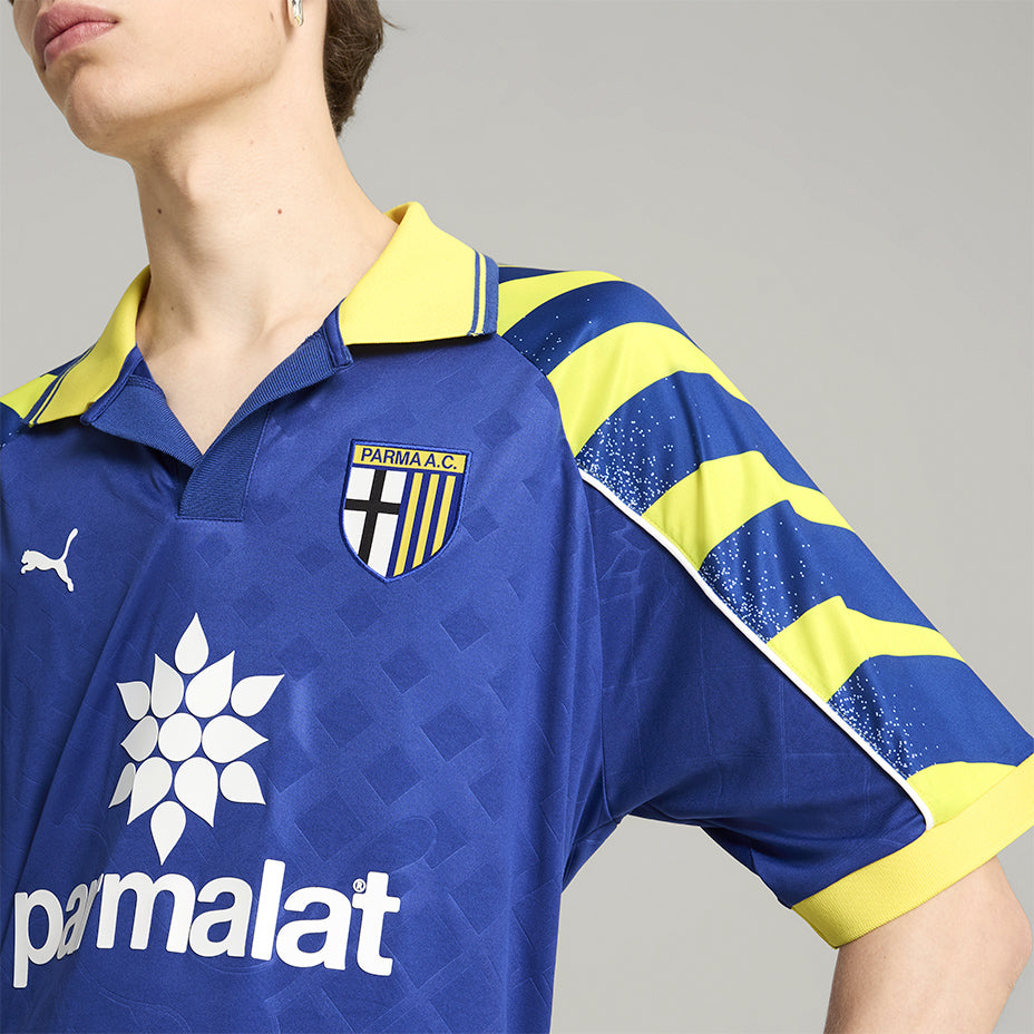 maglia parma calcio e puma con main sponsor parmalat ispirata alla terza maglia della stagione 1995/96 indossata da modello