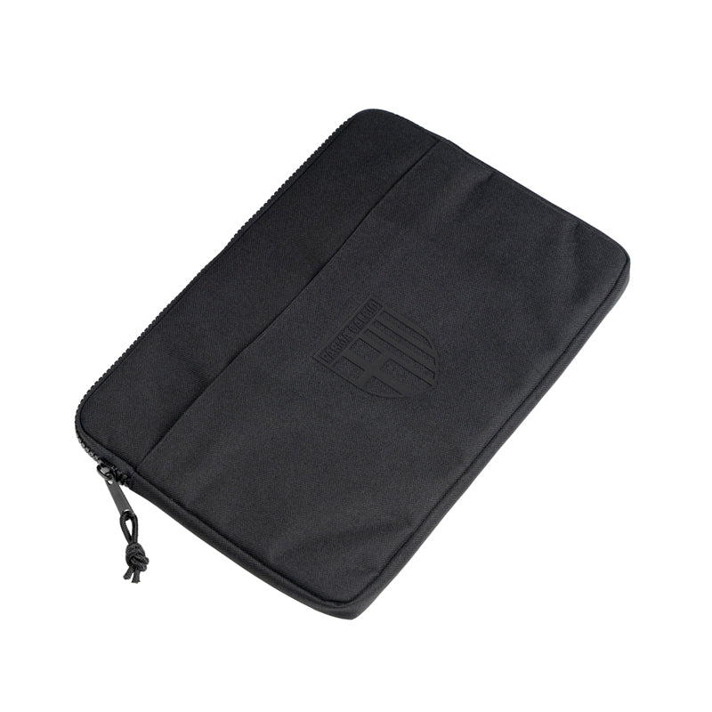 Porta pc con logo Parma Calcio sulla parte frontale e una pratica chiusura con zip.