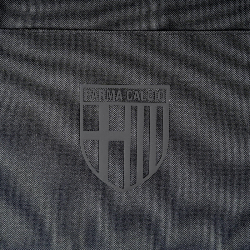Porta pc con logo Parma Calcio sulla parte frontale e una pratica chiusura con zip.