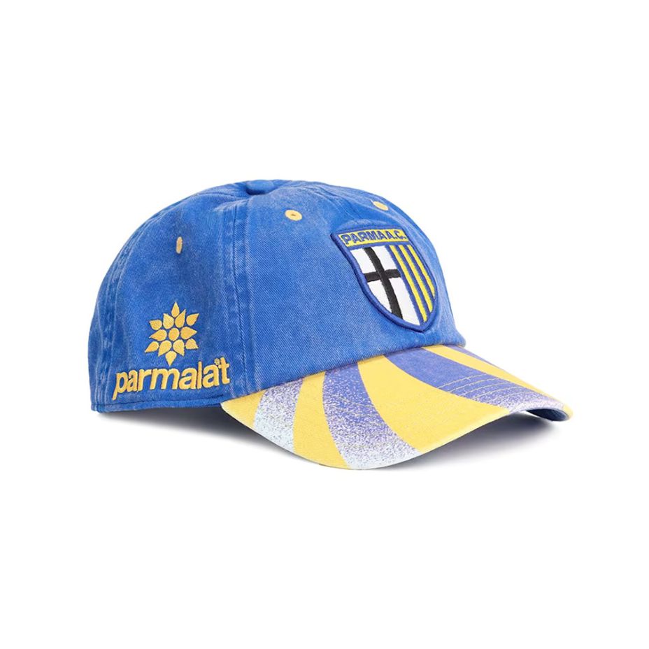 Cappello con visiera, colore Faster Yellow e Puma Navy che celebrano la storia del Parma Calcio.
Logo Parma Calcio sul fronte, logo Parmalat e logo Puma Cat ricamati posizionati lateralmente.
Chiusura regolabile sul retro
Visiera curva