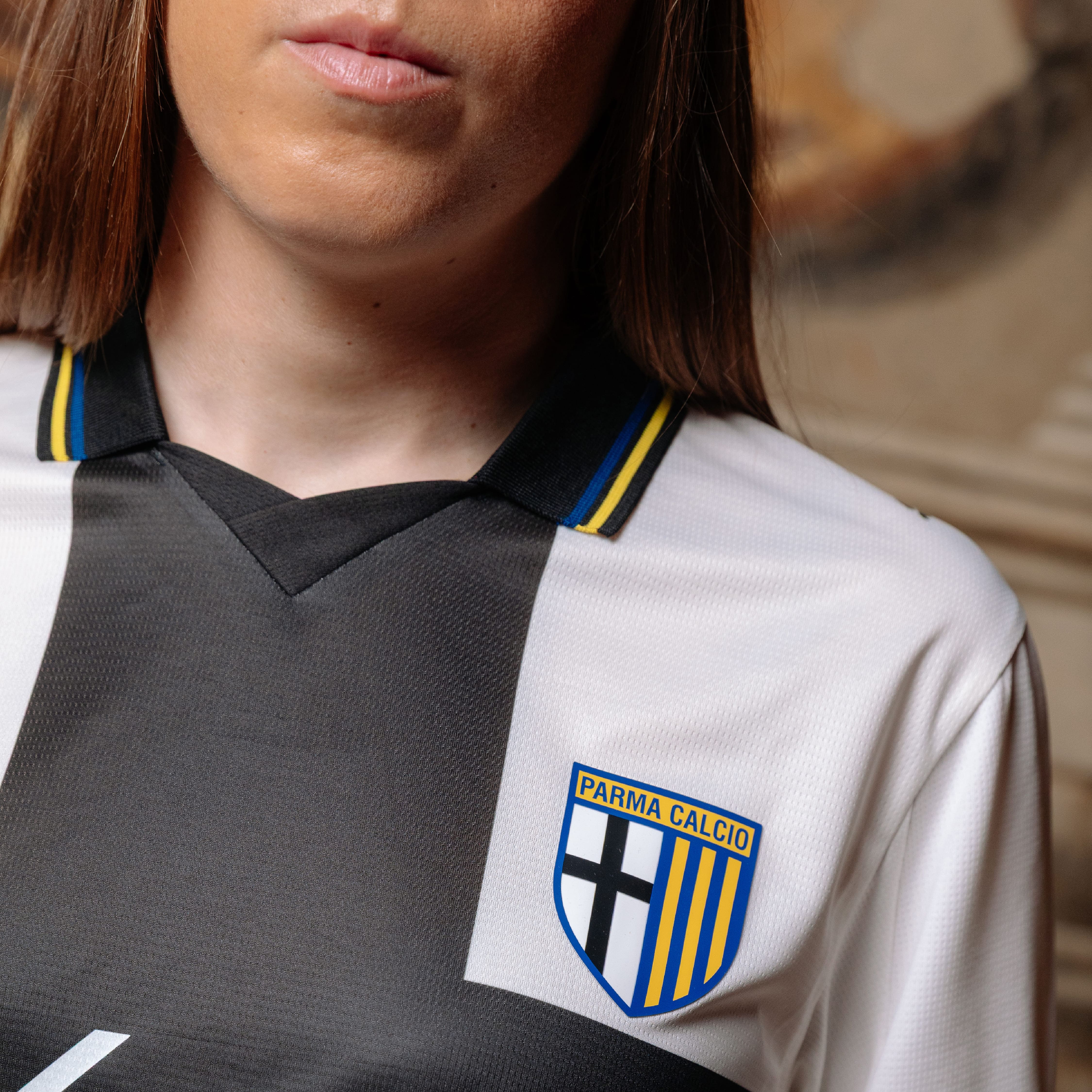 Calciatrice Ambrosi con dettaglio maglia home colletto e logo Parma Calcio