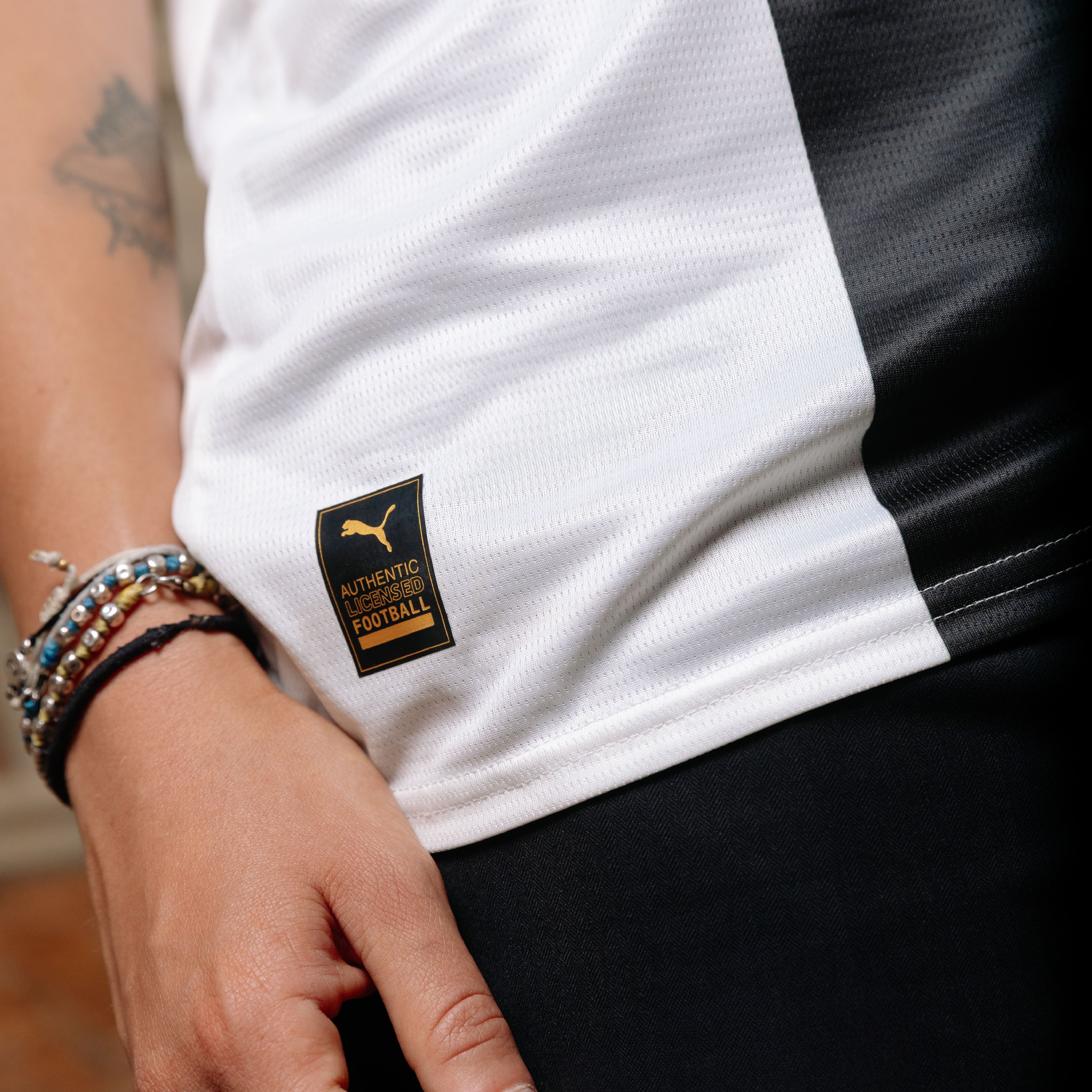 Dettaglio Authentic Licensed Footbal con targhetta di Puma su nuova maglia gara Home Parma Calcio