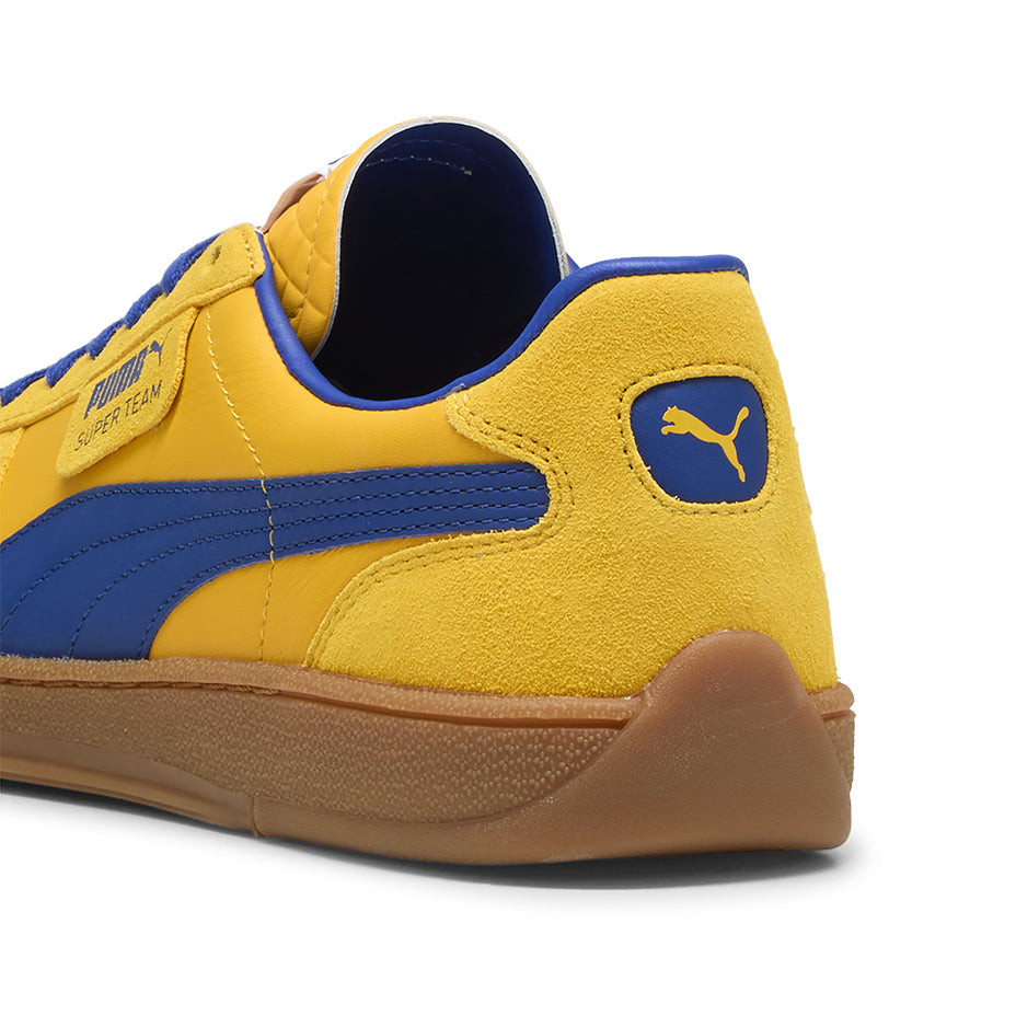 Sneakers puma x parma calcio caratterizzata dal signature tag sulla tomaia in pelle con sovrapposizioni in suede, dalla costruzione T-toe e dalla classica suola gum. Sneakers in colore faster yellow e blu Navy, logo puma presente sul tallone