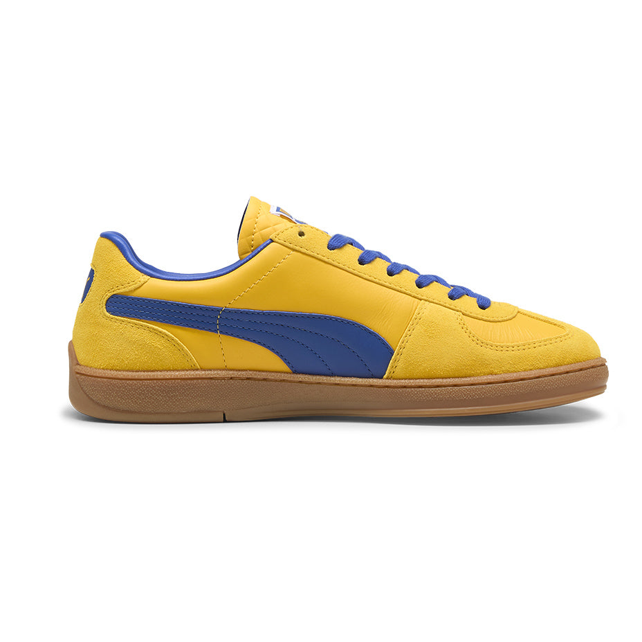 Sneakers puma x parma calcio caratterizzata dal signature tag sulla tomaia in pelle con sovrapposizioni in suede, dalla costruzione T-toe e dalla classica suola gum. Sneakers in colore faster yellow e blu Navy